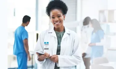 密西西比州 DNP nurse executive smiling with patient charts in hospital